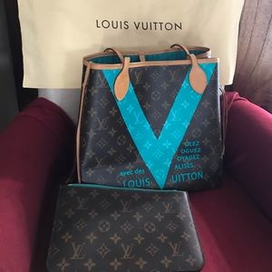Louis Vuitton Neverfull MM Mono V Turquoise, has divider WRISTLET NOT INCLUDED.